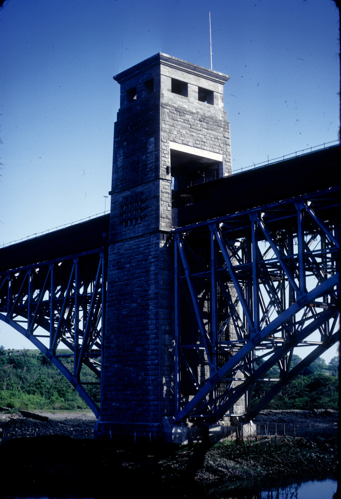 Central stone pier