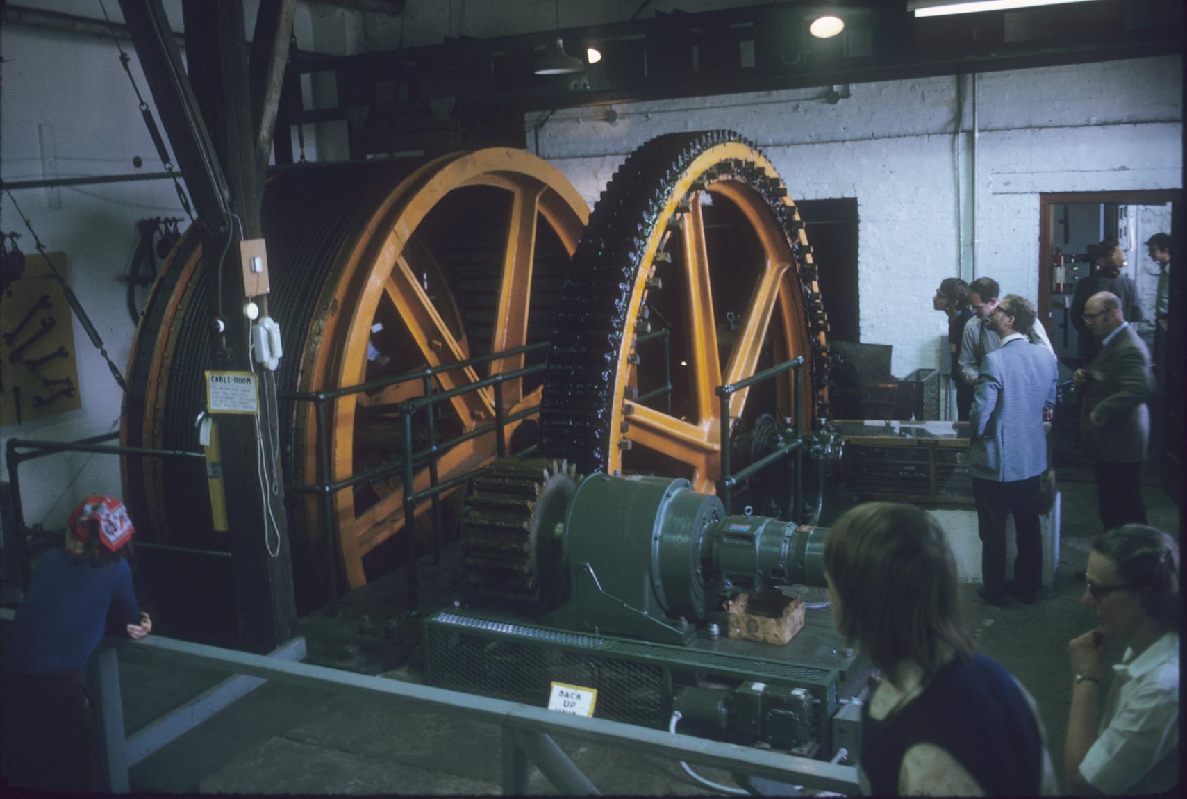 Gearing and cable drum at head of incline plane