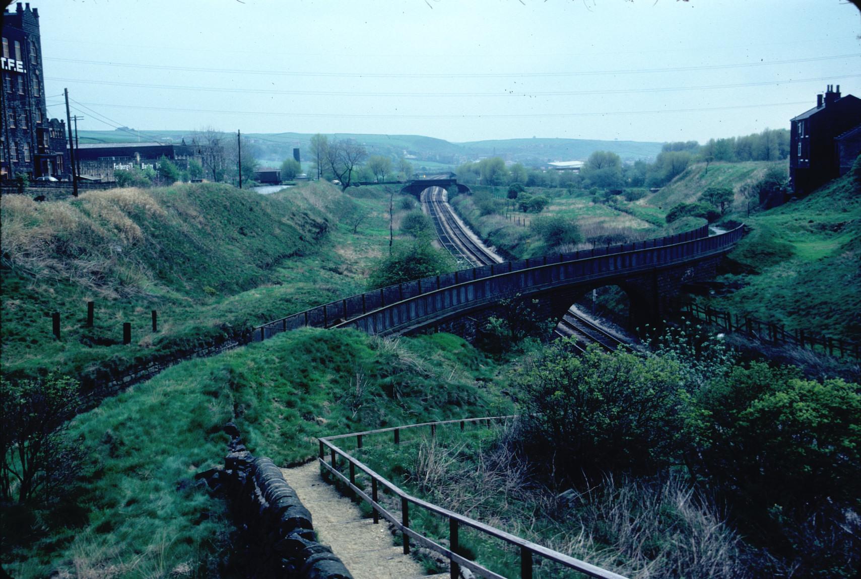 Cast iron aqueduct South of Todmorden, Greater ManchesterCrossing over double…