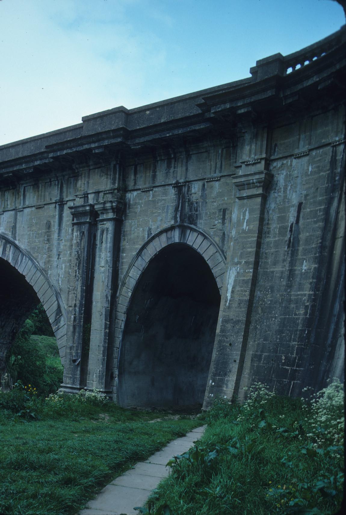 Dundas Aqueduct carries the Kennet and Avon Canal over the River Avon and the…