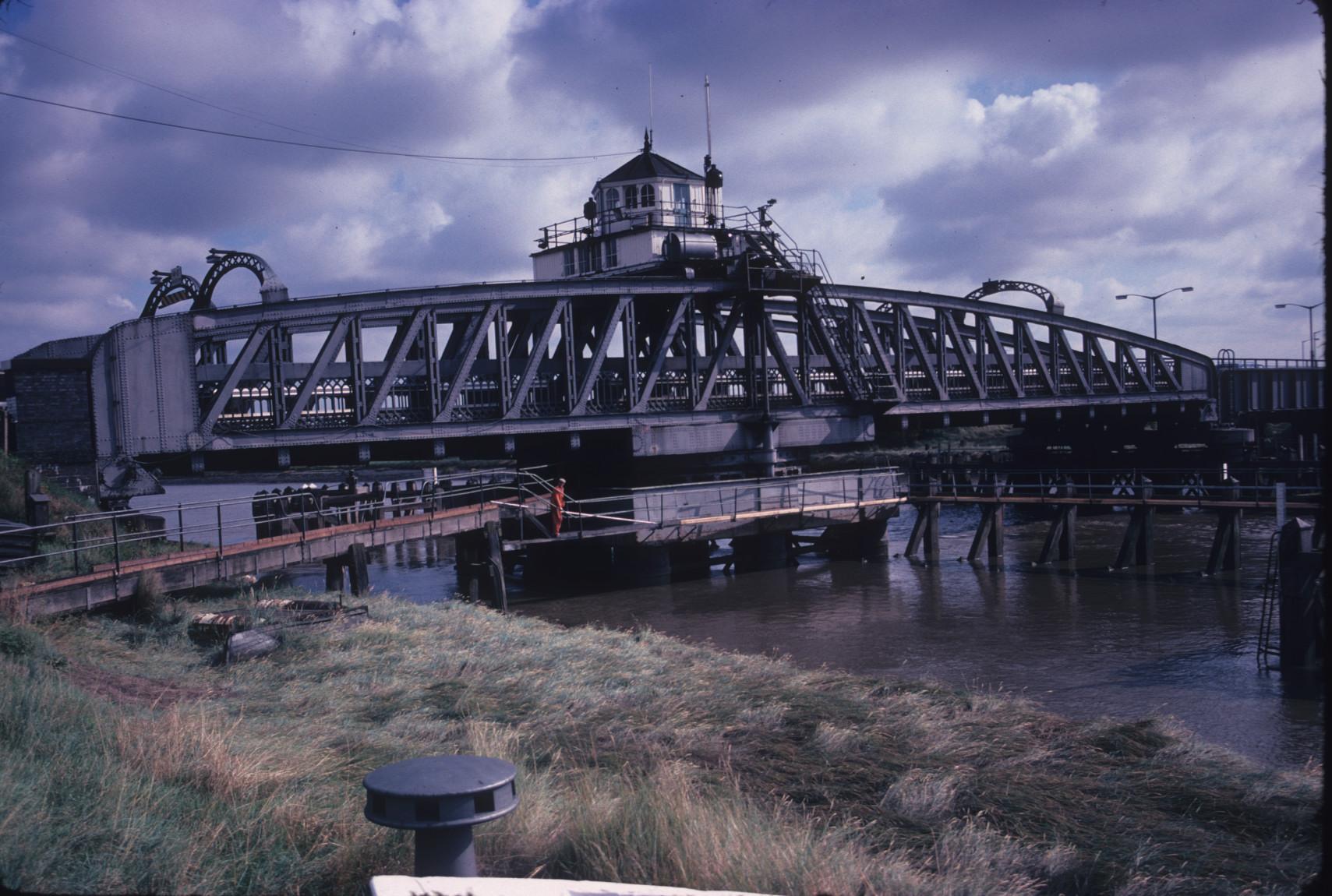 Crosskeys swing bridge in closed position over the River Nene.