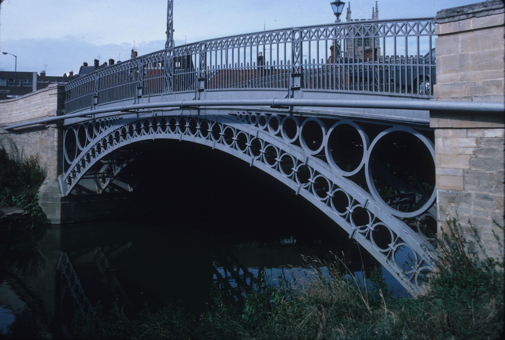 Single 18 meter cast iron span, consisting of six parallel cast iron ribs.