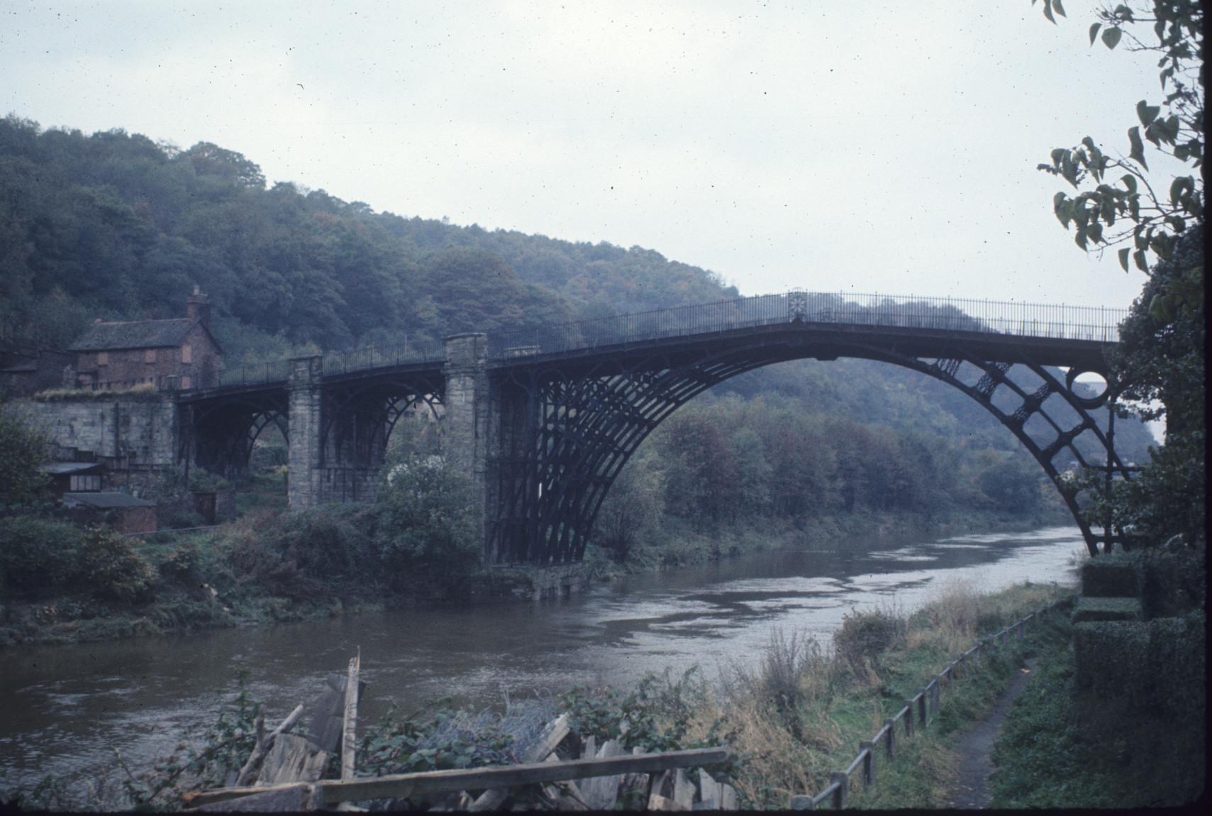 Overview of the bridge.